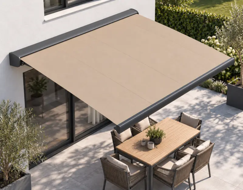 Ausgefahrene helle Markise über einer modern eingerichteten Terrasse